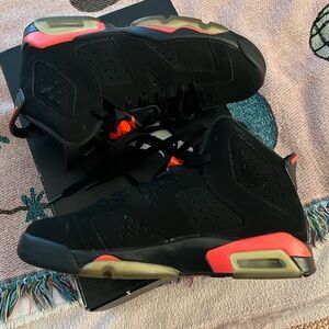 Jordan 6 retro Grade school size : 5.5 / womens : 7
Black/infrared
